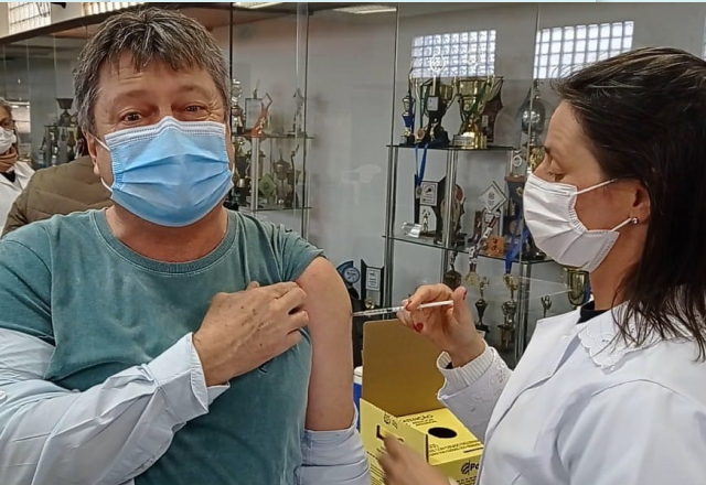 PREFEITO VLAMIR SANDEI CHAMA A ATENÇÃO PARA A NECESSIDADE DOS CIDADÃOS RECEBEREM A SEGUNDA DOSE DA VACINA CONTRA A COVID-19, NO MOMENTO QUE RECEBEU A SEGUNDA DOSE DO IMUNIZANTE