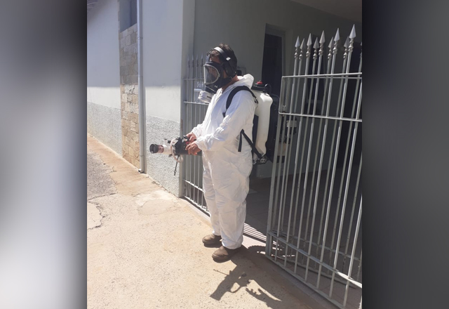 Vigilância Epidemiológica nebuliza ruas com focos de dengue