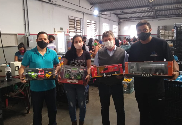 PREFEITO VLAMIR SANDEI E VEREADOR CLAUDIO DONIZETI VISITAM NOVA FÁBRICA DE BRINQUEDOS INSTALADA EM TIETÊ