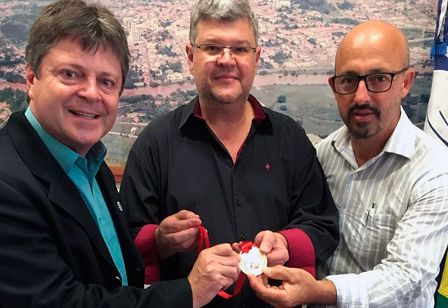 Vlamir Sandei comemora medalha do Projeto Pelicano