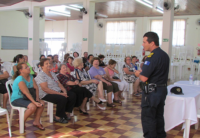GCM e PM realizam palestra para público da terceira idade