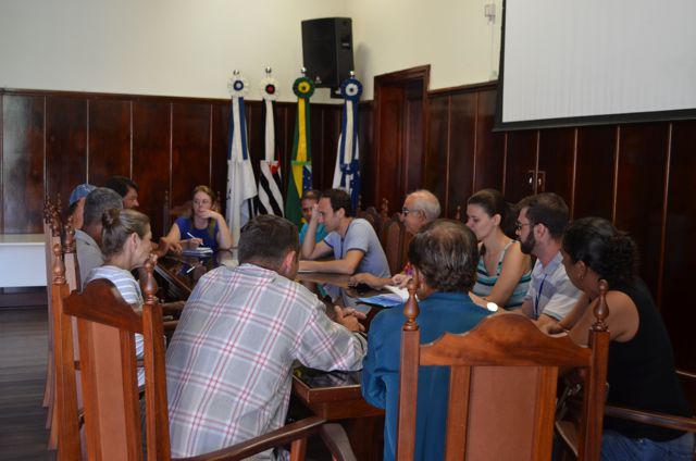 Secretarias da Educação e Administração se reúnem com agricultores locais