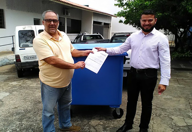 SEMADES recebe amostra de container de resíduos sólidos