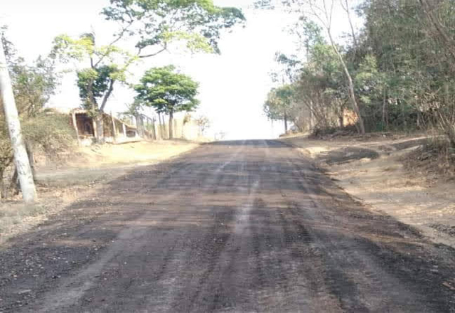 RUAS DO PARQUE DOS LAGOS RECEBEM CASCALHO DE ASFALTO APÓS SERVIÇOS NA BASE DO SOLO
