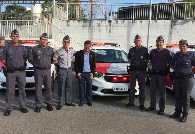 Prefeito Vlamir Sandei acompanha entrega de viaturas da PM