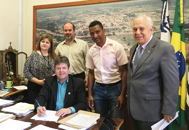 Vlamir Sandei recebe ofício de projeto de preservação do meio ambiente da OAB