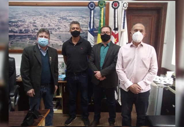 PREFEITO VLAMIR SANDEI REUNIU-SE COM COMISSÃO DE VEREADORES A RESPEITO DA SITUAÇÃO DE EMERGÊNCIA HÍDRICA DECRETADA NO MUNICÍPIO