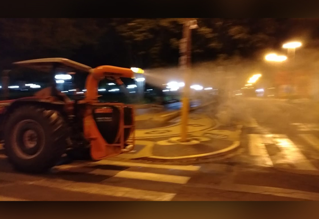 Prefeitura pulveriza, durante as madrugadas, a cidade contra a dengue e desinfeta áreas para combater a COVID