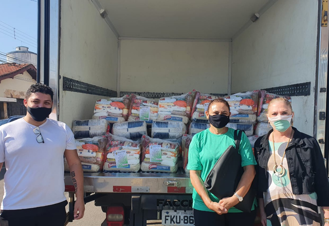 Assistência Social e Fundo Social de Solidariedade recebem doação de cestas básicas da COOCERQUI