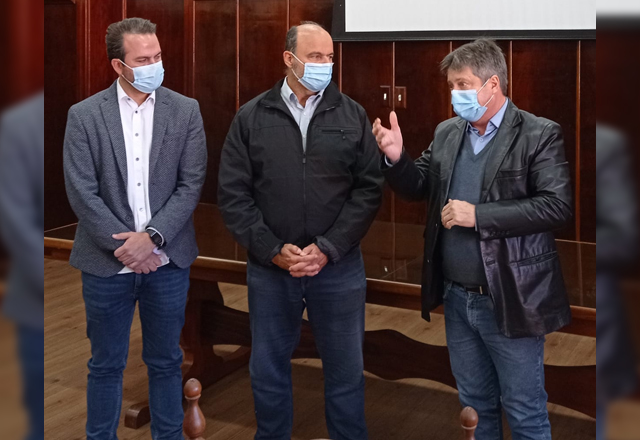 DEPUTADO ESTADUAL RICARDO MADALENA APRESENTA AO PREFEITO VALMIR SANDEI EMENDA DE 50 MIL REAIS PARA A SAÚDE