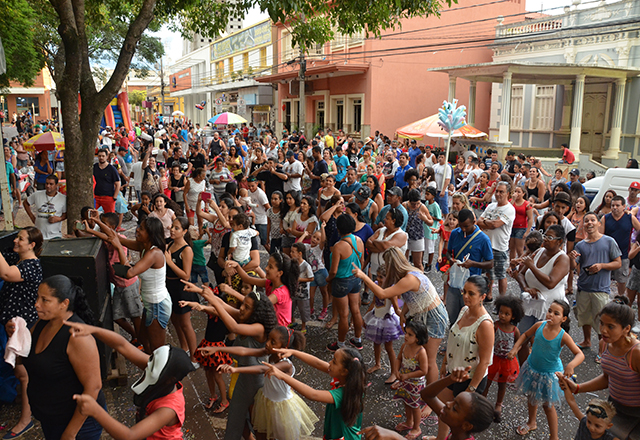 Carnaval de Tietê atrai famílias para Praça Dr. Elias Garcia