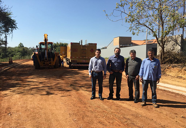 Prefeito Vlamir Sandei acompanha obras na Rua Dorival Pontes
