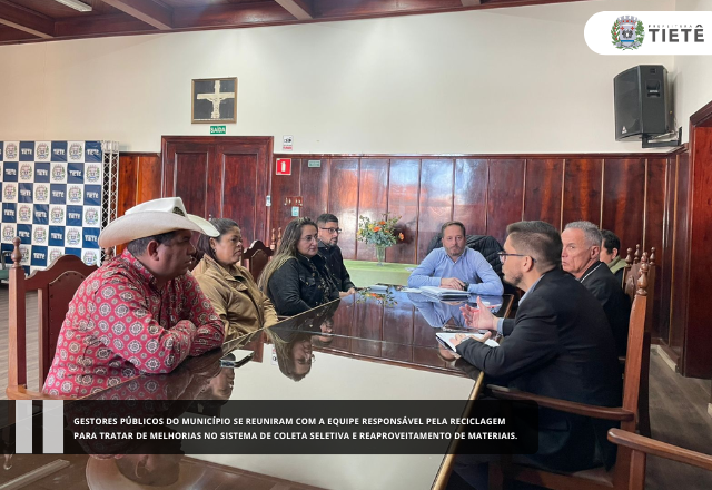 Gestores públicos do município se reuniram com a equipe responsável pela reciclagem para tratar de melhorias no sistema de coleta seletiva e reaproveitamento de materiais.