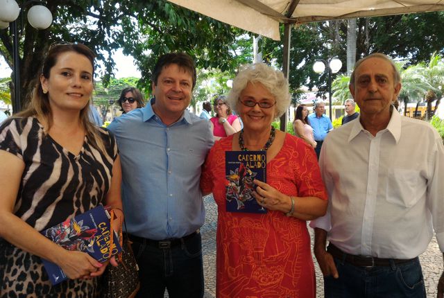 Cristina Porto lança livro na Praça Dr. Elias Garcia em Tietê