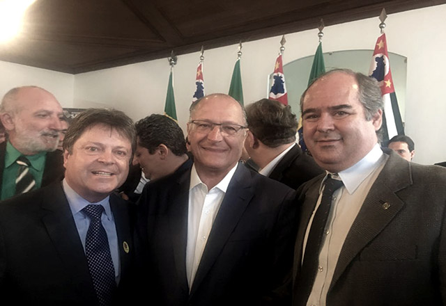 Vlamir Sandei assina liberação de verba para acesso ao Terras do Santa Maria