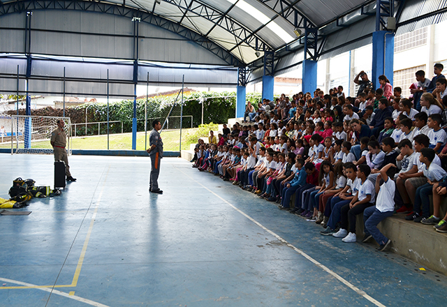 Alunos da rede municipal de ensino recebem visita dos bombeiros