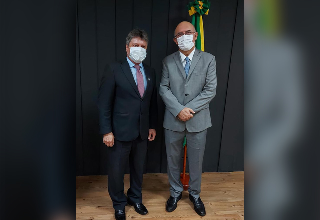 Prefeito Vlamir Sandei participa de reunião, no MEC, com o Ministro da Educação