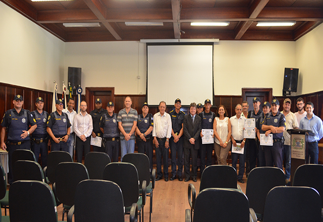 Guardas Municipais recebem certificados de elogios no Salão Nobre em Tietê