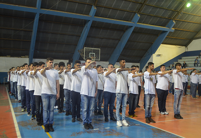 Jovens participam de Juramento à Bandeira