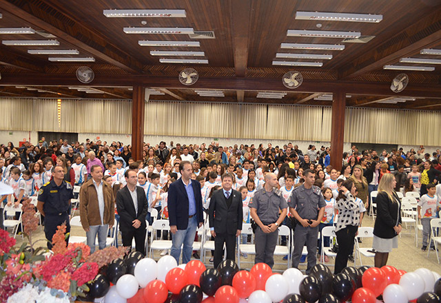 Policia Militar realiza formatura do PROERD