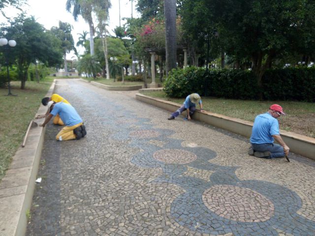 Praça Dr. Elias Garcia passa por limpeza e manutenção
