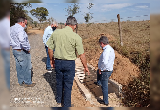 PREFEITO VLAMIR SANDEI VISITA OBRAS EM RUA E ESTRADAS MUNICIPAIS DOS BAIRROS MANDISSUNUNGA E GARCIA