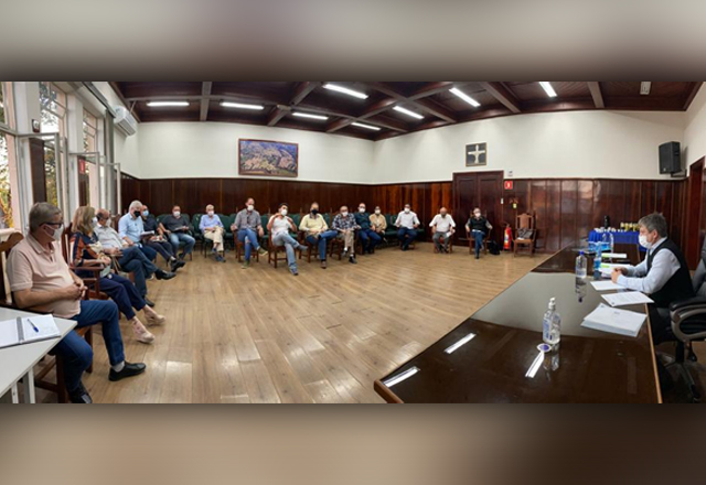 Prefeito Vlamir Sandei reúne Secretários para reunião de trabalho