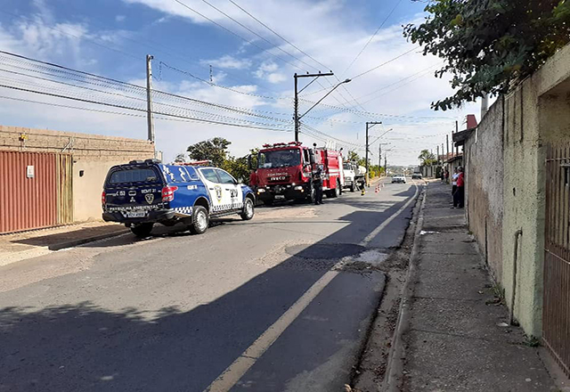 Prefeitura e Corpo de Bombeiros atua em combate a incêndio no Bairro Santa Cruz