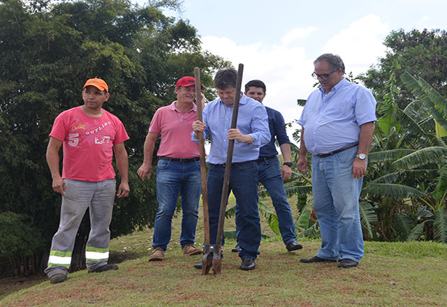 Prefeito realiza plantio de mudas na EMEB Helenice em comemoração ao Dia da Árvore