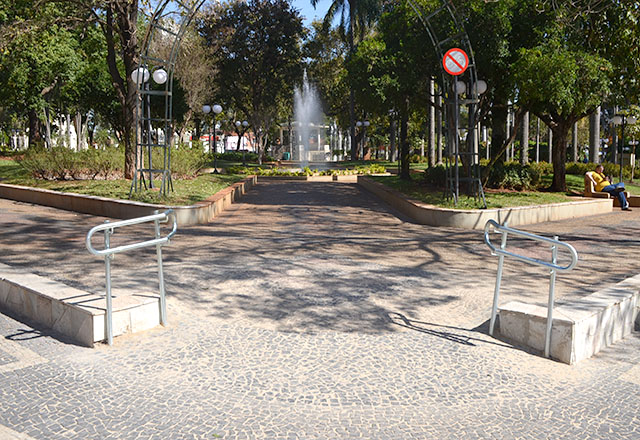 Obras de acessibilidade são concluídas na Praça Dr. Elias Garcia