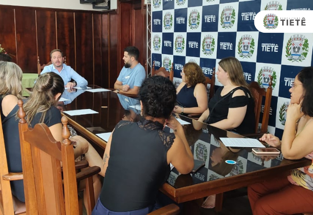 PREFEITO JUNIOR REGONHA DISCUTE MELHORIAS NA EDUCAÇÃO