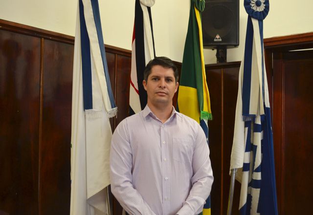 Vlamir Sandei apresenta novo secretário de Obras