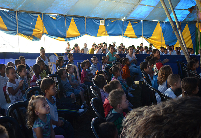 Crianças da rede municipal de ensino tem tarde no circo