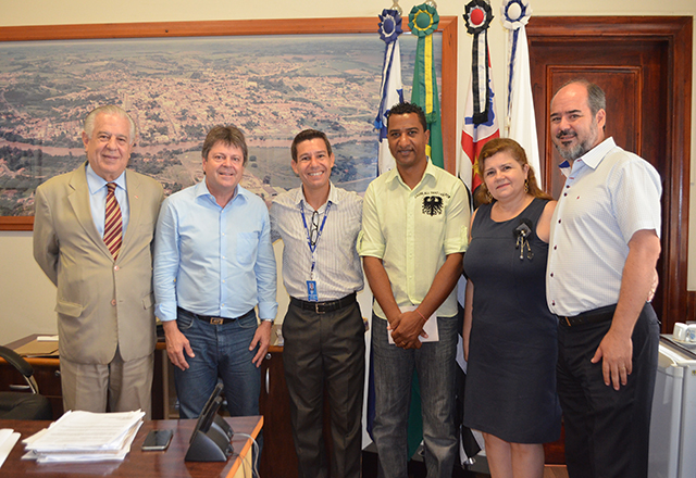 Prefeito Vlamir Sandei assina implantação do Sebrae Aqui