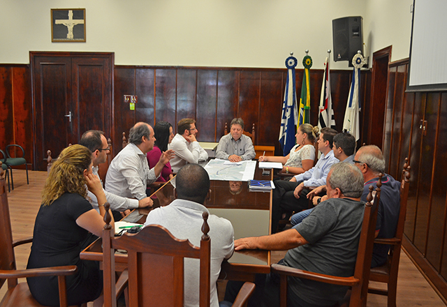 Prefeito Vlamir Sandei realiza reunião com moradores do bairro Santa Maria