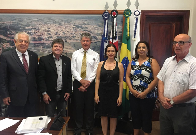 Prefeito Vlamir Sandei recebe diretoria da OAB