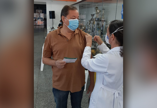 Profissionais da Educação recebem a primeira dose da Vacina Coronavac