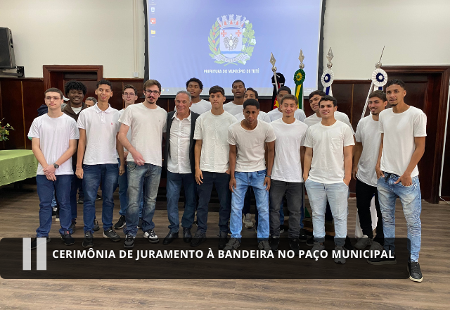 Jovens participam de cerimônia de juramento à bandeira no Paço Municipal