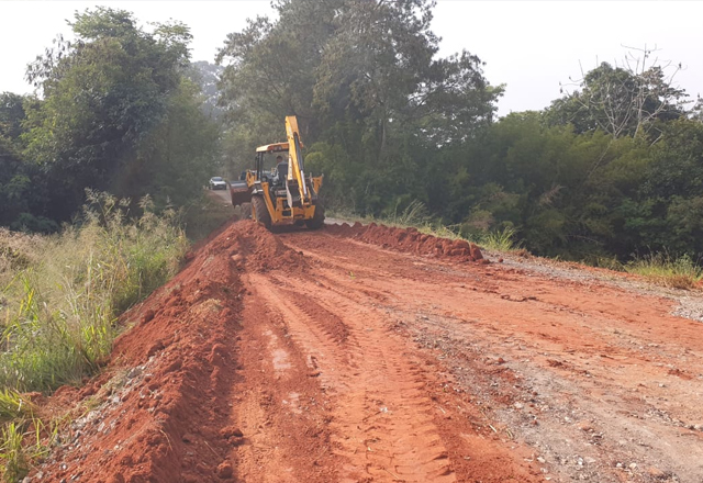 Bairro da Praia é beneficiado com melhorias em sua estrada de acesso.