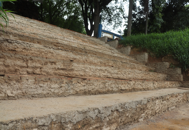 Secretaria de Serviços realiza manutenção na Escadaria do Divino