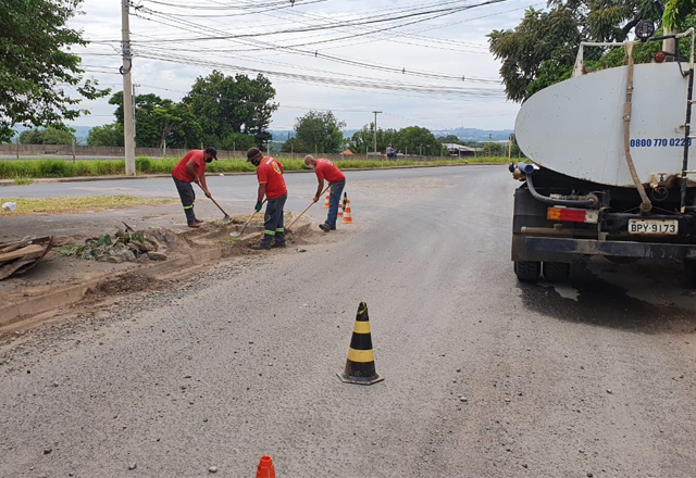 Trabalhos de desobstrução e limpeza de bueiros chegam ao acesso Vila Nova Shangrilá