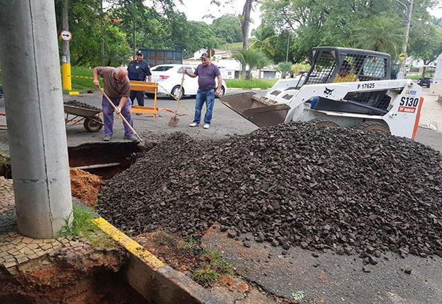 Prefeitura realiza serviço emergencial para estabilização de poste