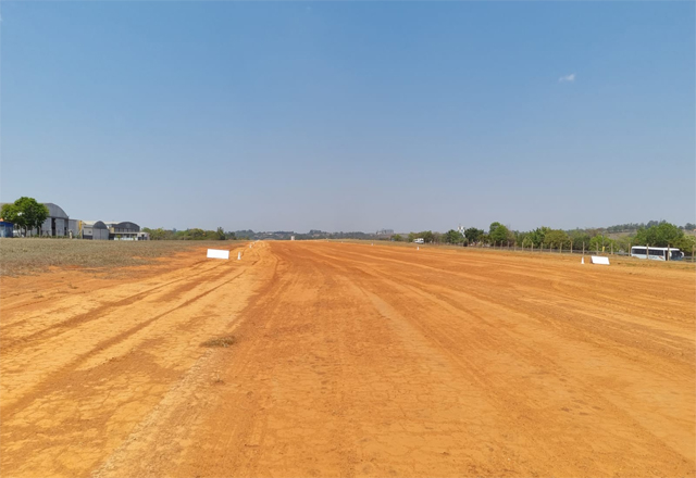 SECRETARIA DE SERVIÇOS ATUA NA PISTA E CERCA DO AERÓDROMO DE TIETÊ CUMPRINDO EXIGÊNCIAS DA ANAC