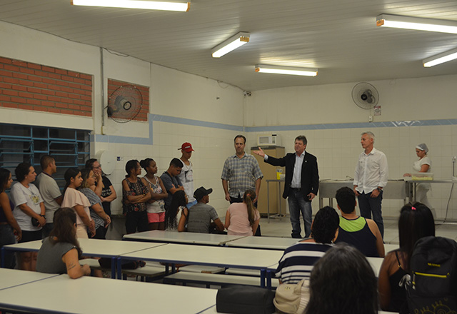 Prefeito e Secretário de Educação visitam Escola Plínio
