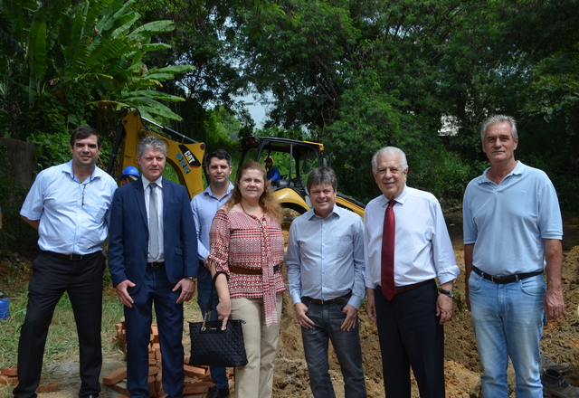 Prefeito Vlamir Sandei visita obras no Ribeirão da Serra