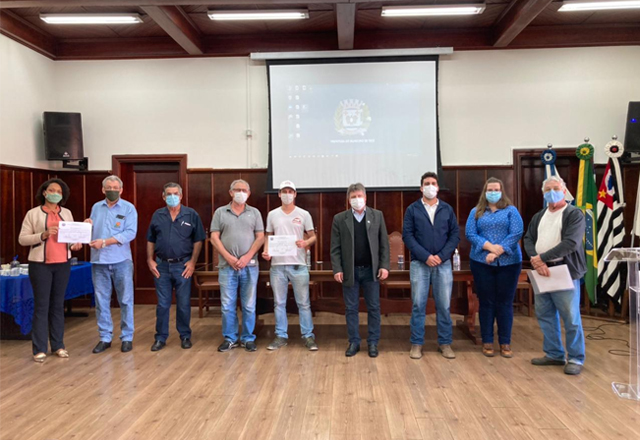 PREFEITO VLAMIR SANDEI ENTREGA TÍTULO DE REGISTRO DO SERVIÇO DE INSPEÇÃO MUNICIPAL (SIM) AS TRÊS PRIMEIRAS EMPRESAS CREDENCIADAS DE TIETÊ