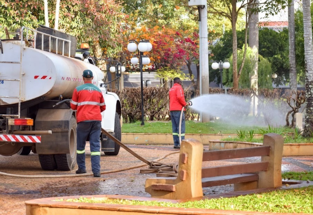 BOM EXEMPLO: UTILIZAÇÃO DE ÁGUA NÃO POTÁVEL PARA MOLHAR PLANTAS E LAVAR ÁREAS PÚBLICAS NECESSÁRIAS