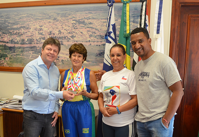 Vlamir Sandei recebe corredora master mais rápida da América do Sul