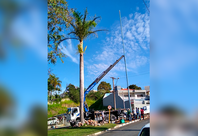 A Prefeitura do Município de Tietê reposiciona o mastro da Bandeira do Município.