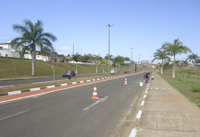 Secretarias Municipais realizam pinturas de guias em avenidas